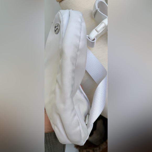 Lululemon Everywhere Belt Bag White Crossbody EUC - Picture 9 of 9